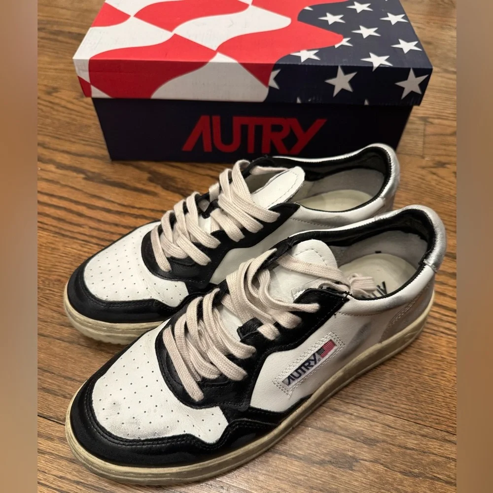 AUTRY SNEAKERS MEDALIST LOW SUPER VINTAGE IN WHITE BLACK SILVER LEATHER, 44–NWT